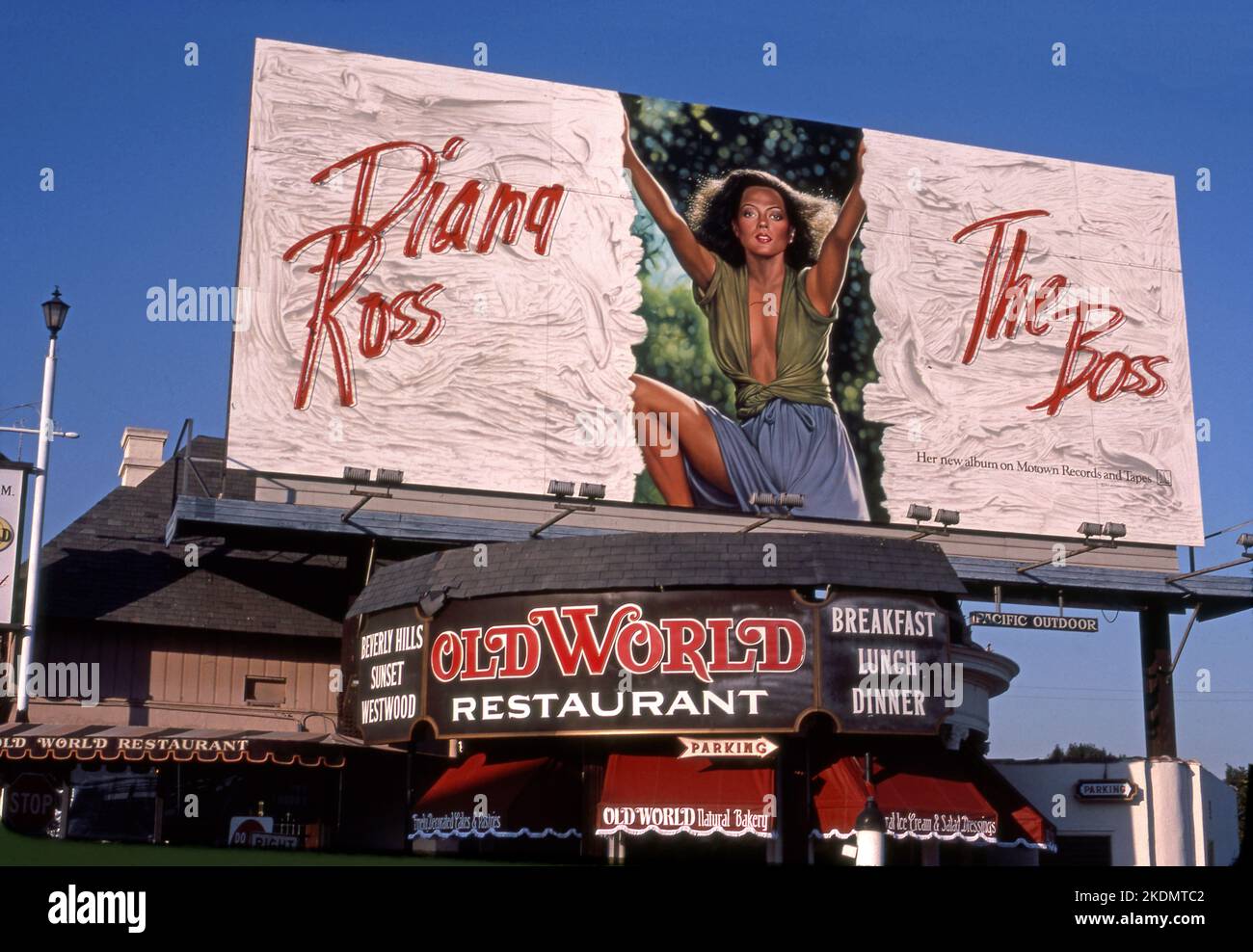 Eine handbemalte Plakatwand, auf der ein Rekord für Diana Ross mit dem Titel The Boss auf dem Old World Restaurant am Sunset-Steigbügel in Los Angeles, CA, beworben wird Stockfoto