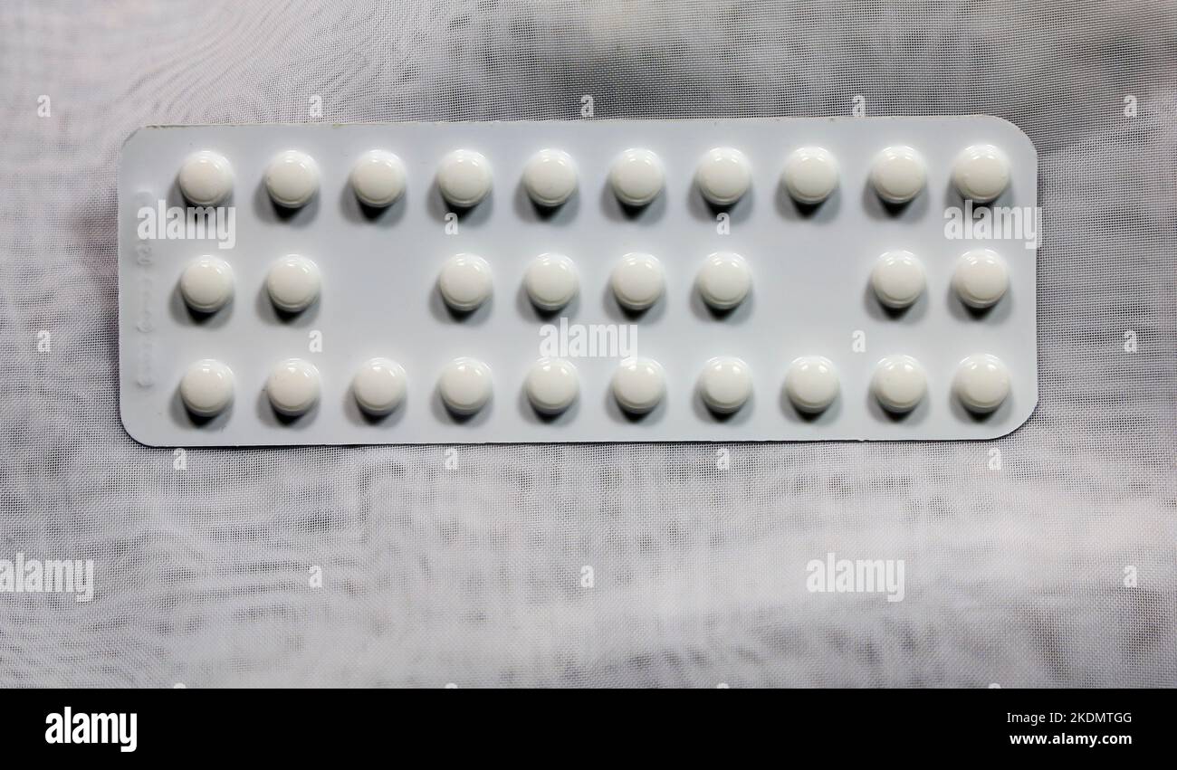 Blisterpackung mit unbenannten Tabletten/Pillen. 28 Tabletten. Studio Einrichten Foto. November 2022. Herbst Stockfoto