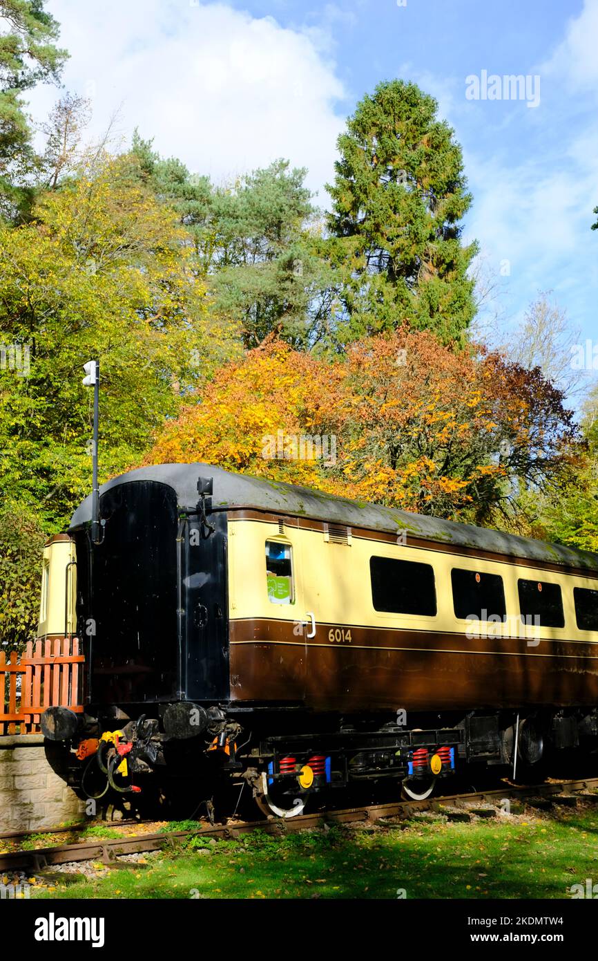 Herbst am Alten Bahnhof Tintern Forest of Dean. Alter Eisenbahnwaggon Stockfoto