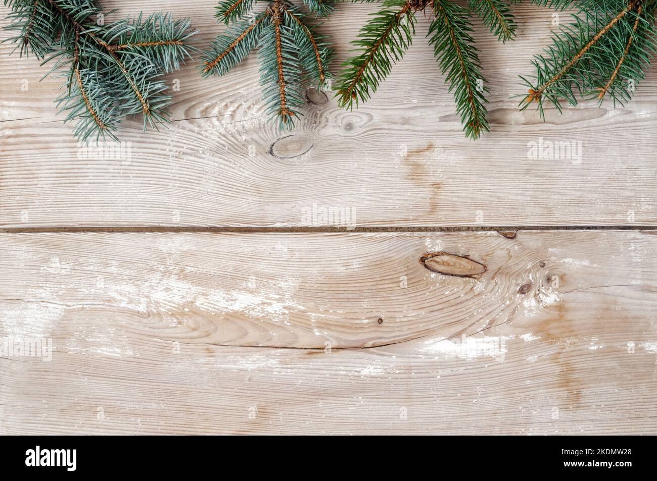 Festliche Weihnachtsdekoration, Tanne und Fichte Zweige auf einem rustikalen Holzhintergrund, Platz für Text, flach legen, Hintergrund, Tapete, Weihnachten Stockfoto