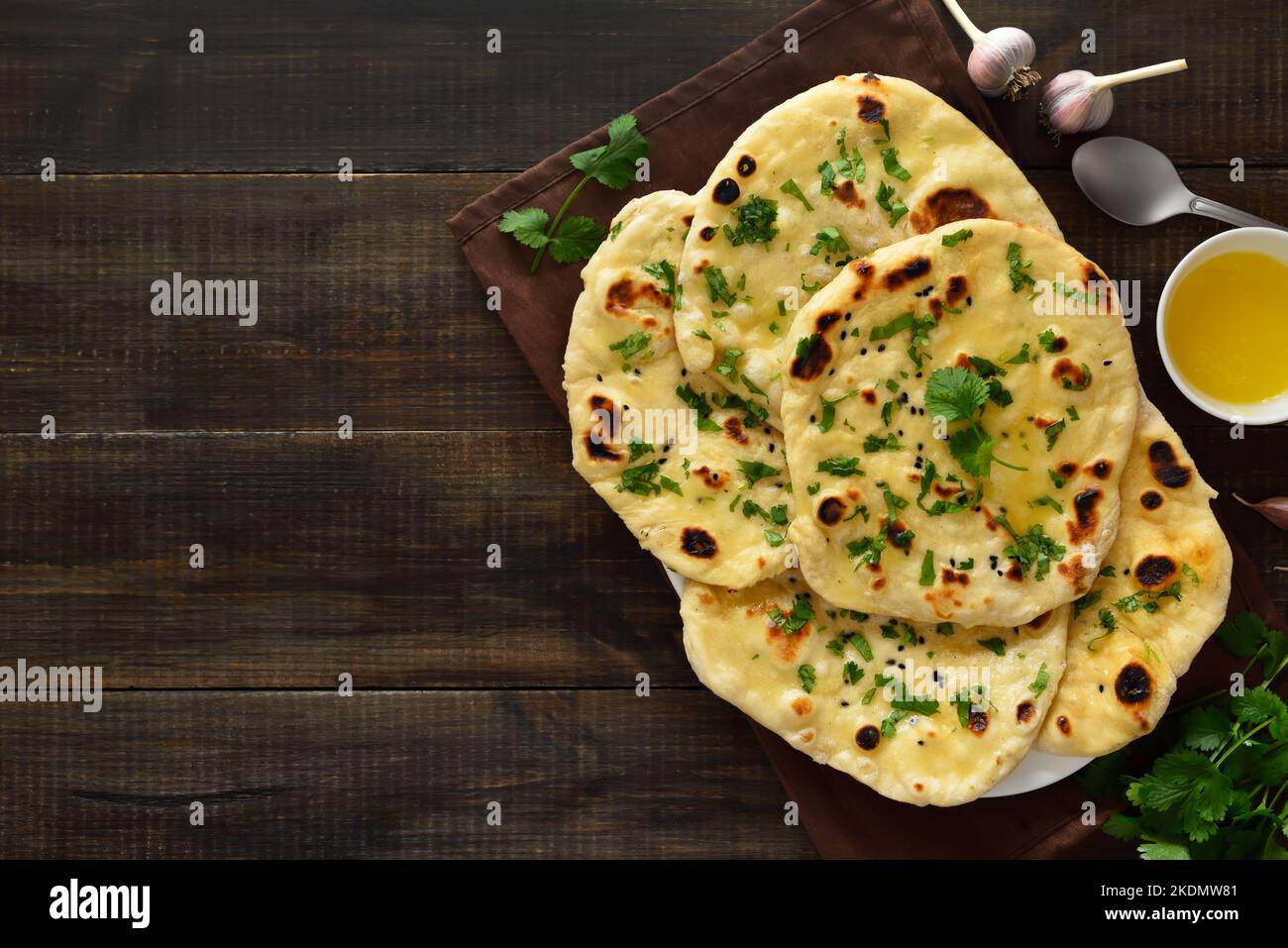 Indisches Naan-Brot auf Holzhintergrund mit freiem Textraum. Draufsicht, flach liegend Stockfoto
