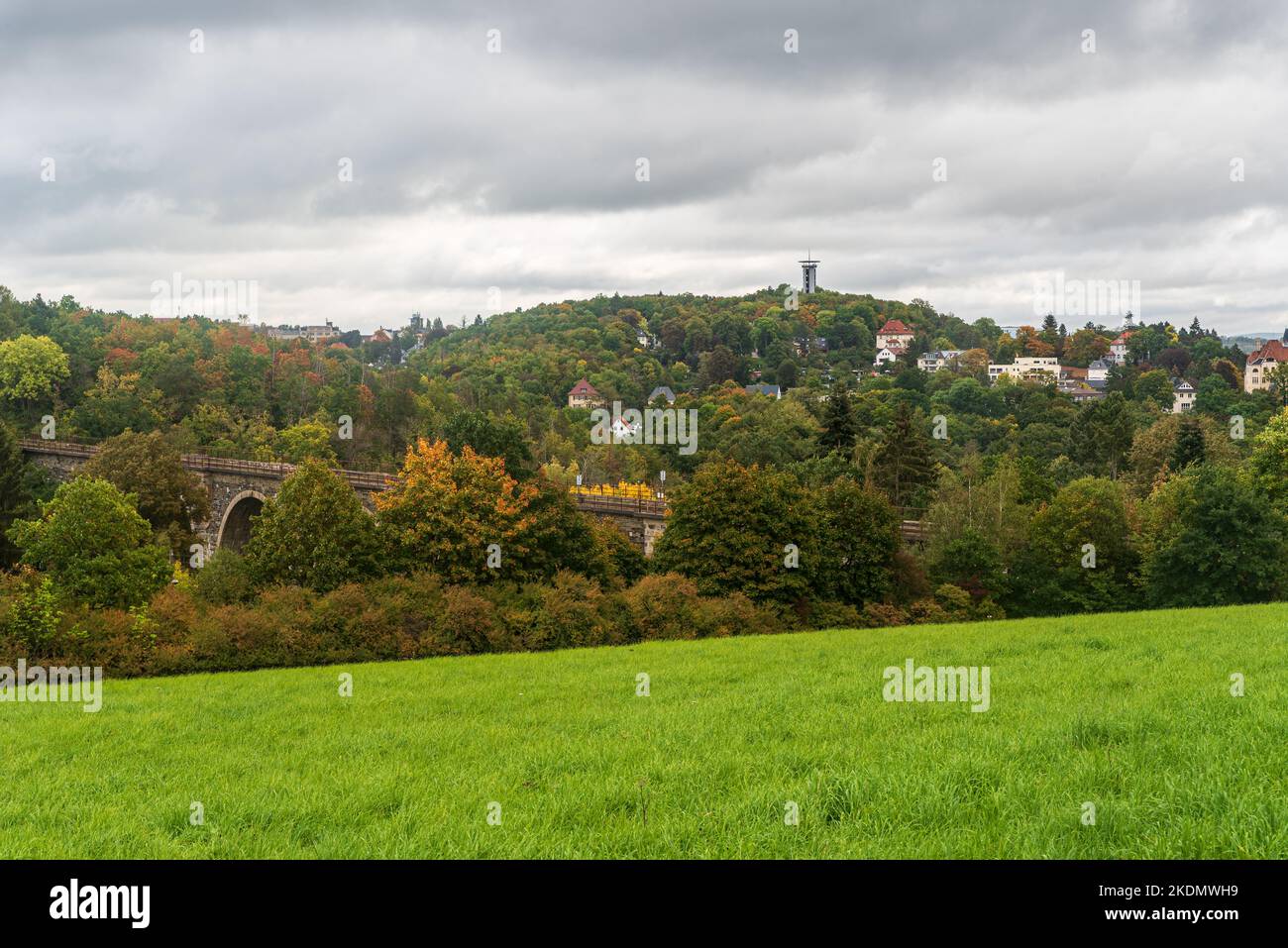 Syratalbrucke-Brücke und Barenstein-Hügel mit Aussichtsturm in Plauen-Stadt im Herbst Stockfoto