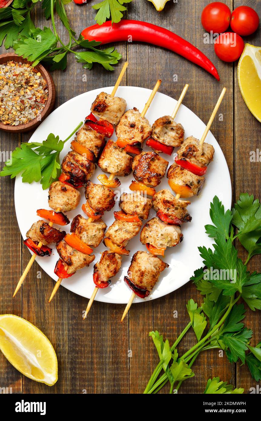Gegrillter Hähnchenkebab auf weißem Teller. Draufsicht, flach liegend Stockfoto