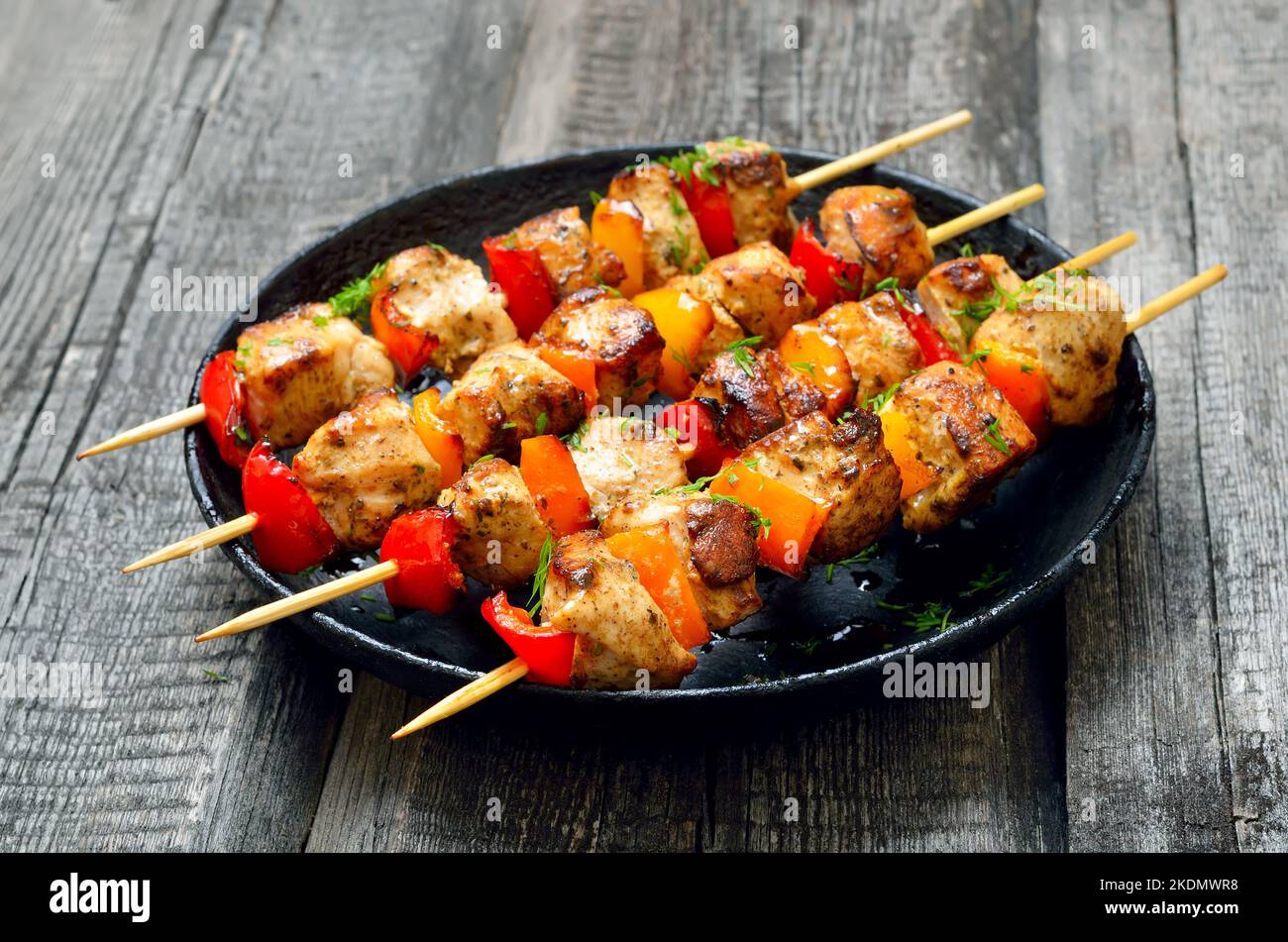 Gebratene Hühnchen-Kebabs auf dem Teller Stockfoto