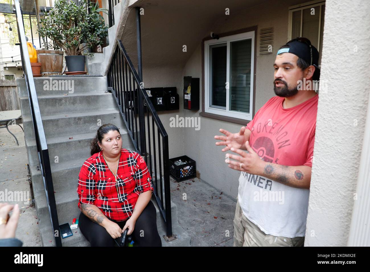 Berkeley, Kalifornien, USA. 28. Oktober 2022. Ryan Lacoste und Trish, die neben dem Haus in Berkeley, Kalifornien, wohnen, in dem David DePape laut Nachbarn möglicherweise lebte. DePape griff Paul Pelosi, den Ehemann der Sprecherin des Repräsentantenhauses, Nancy Pelosi, an, schlug ihn schwer mit einem Hammer und brach am Freitag in ihr Haus in San Francisco ein. (Bild: © David G. McIntyre/ZUMA Press Wire) Stockfoto