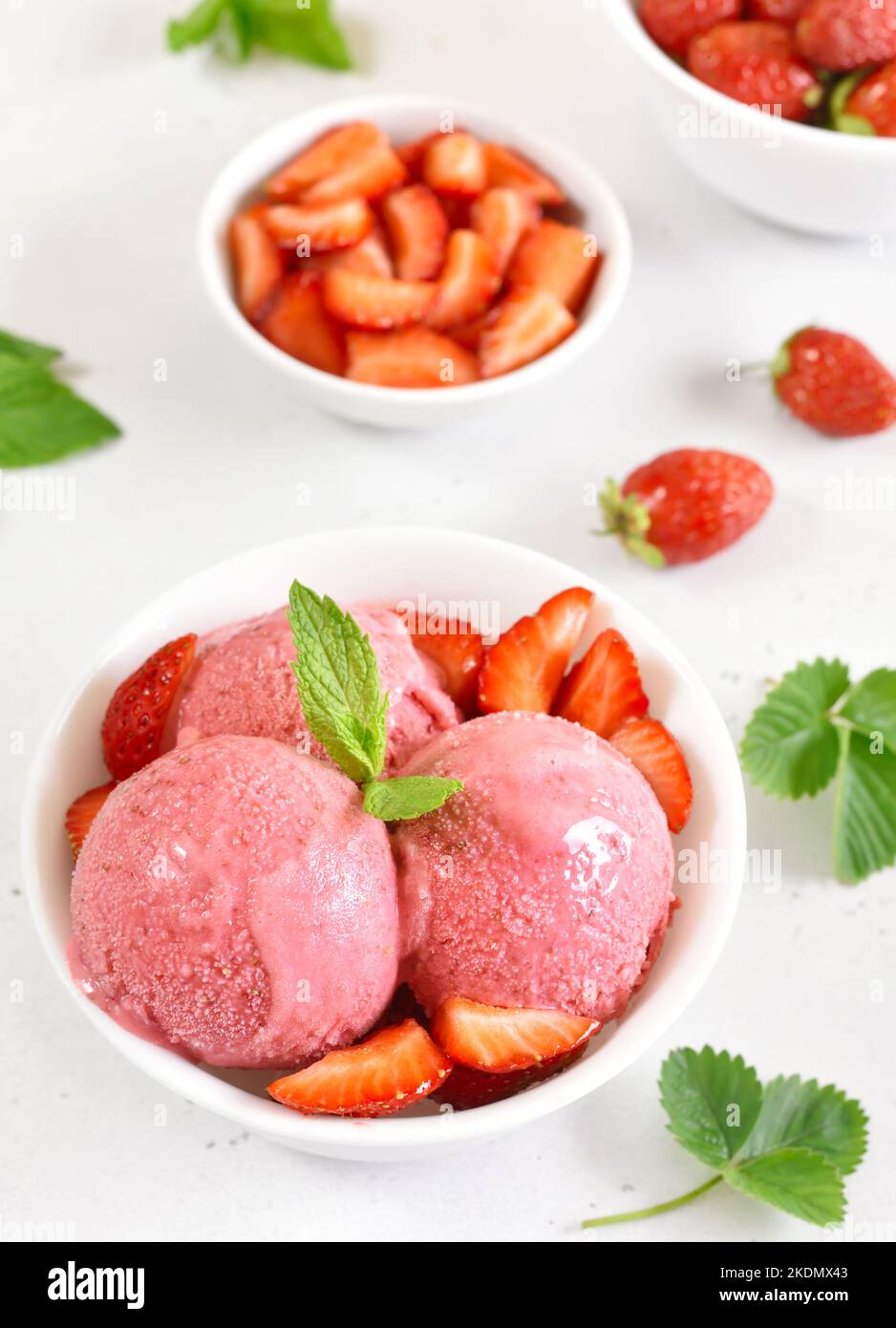 Erdbeereis in der Schüssel. Kalter Sommerdessert Stockfoto