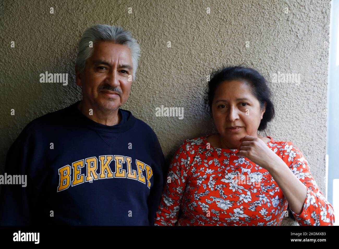 Berkeley, Kalifornien, USA. 28. Oktober 2022. Julio und Margarita Gonzalez, die neben dem Haus in Berkeley, Kalifornien, leben, in dem David DePape laut Nachbarn möglicherweise lebte. DePape griff Paul Pelosi, den Ehemann der Sprecherin des Repräsentantenhauses, Nancy Pelosi, an, schlug ihn schwer mit einem Hammer und brach am Freitag in ihr Haus in San Francisco ein. (Bild: © David G. McIntyre/ZUMA Press Wire) Stockfoto