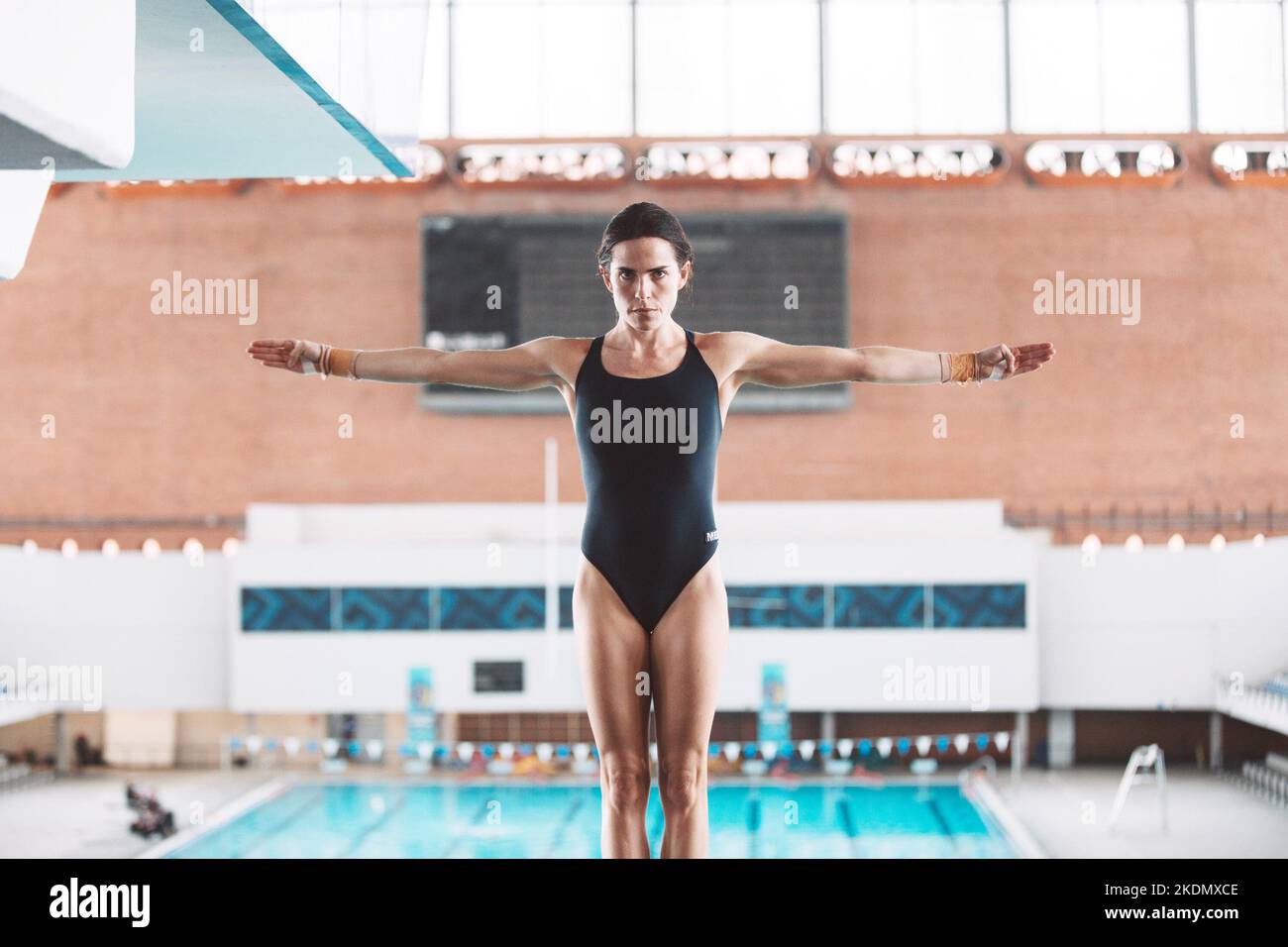 DIVE, (aka LA CAIDA), Karla Souza, 2022. © Amazon Prime Video /Courtesy  Everett Colllection Stockfotografie - Alamy