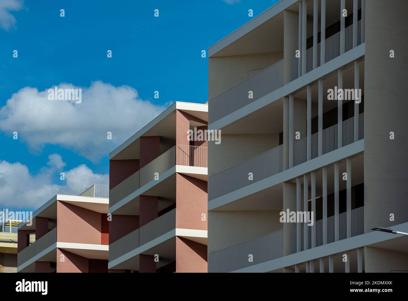 Moderne europäische Wohnhäuser. Architektonische Details, geometrische Linien. Stockfoto