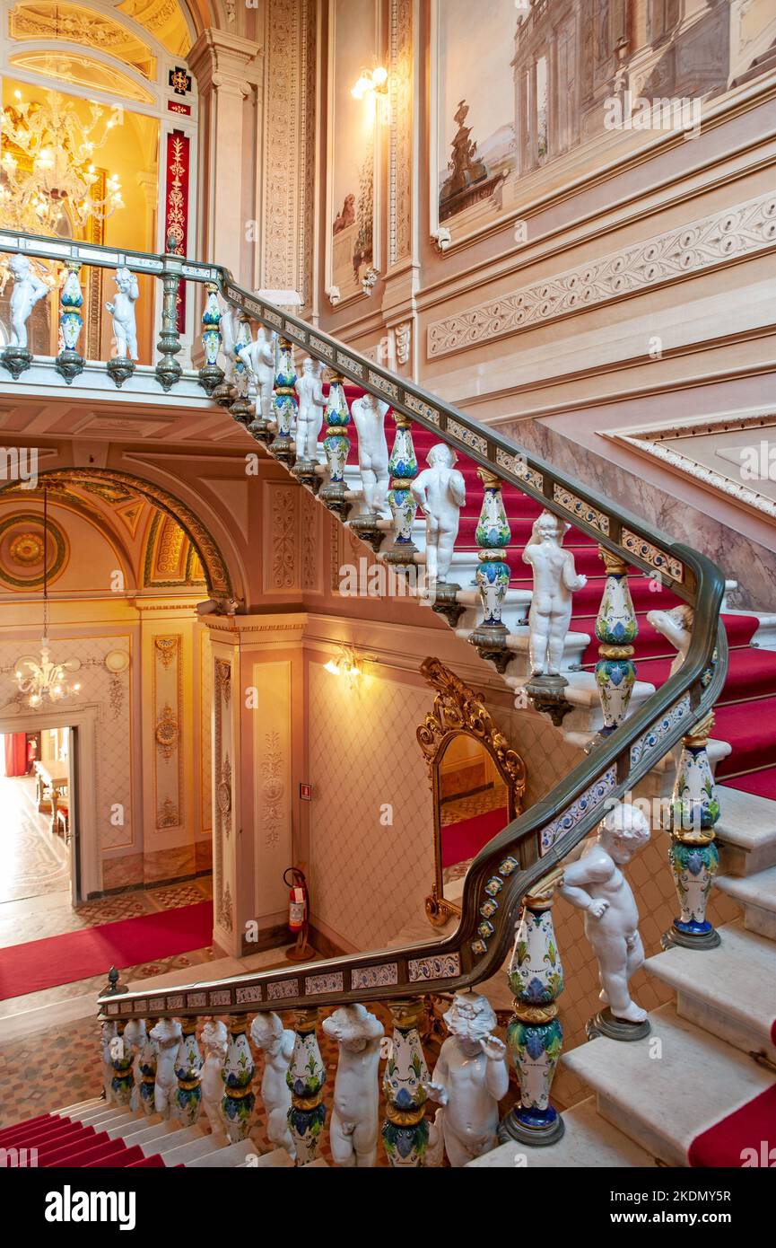 Villa Mimbelli, Giovanni Fattori Bürgermuseum, monumentale Treppe mit weiß verglasten keramischen Cherubs. Stockfoto