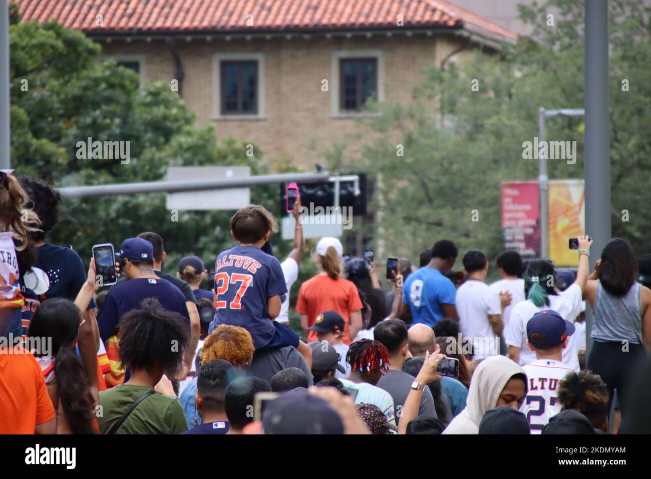 Houston, Usa. 7. November 2022. Astros World Series Parade Menschenmassen in Downtown Houston Mehr als eine Million Fans von Houston Astros wurden erwartet, dass sie zur Astros Victory Parade in Downtown Houston kommen würden, nachdem sie die World Series 2022 gewonnen hatten. Quelle: Robert Balli/Alamy Live News Stockfoto