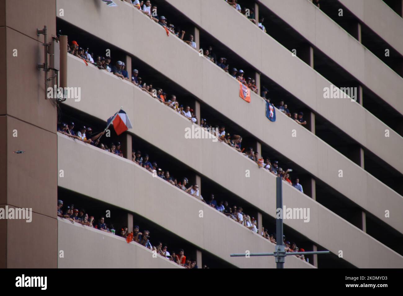 Houston, Usa. 7. November 2022. Astros World Series Parade Menschenmassen in Downtown Houston Mehr als eine Million Fans von Houston Astros wurden erwartet, dass sie zur Astros Victory Parade in Downtown Houston kommen würden, nachdem sie die World Series 2022 gewonnen hatten. Quelle: Robert Balli/Alamy Live News Stockfoto