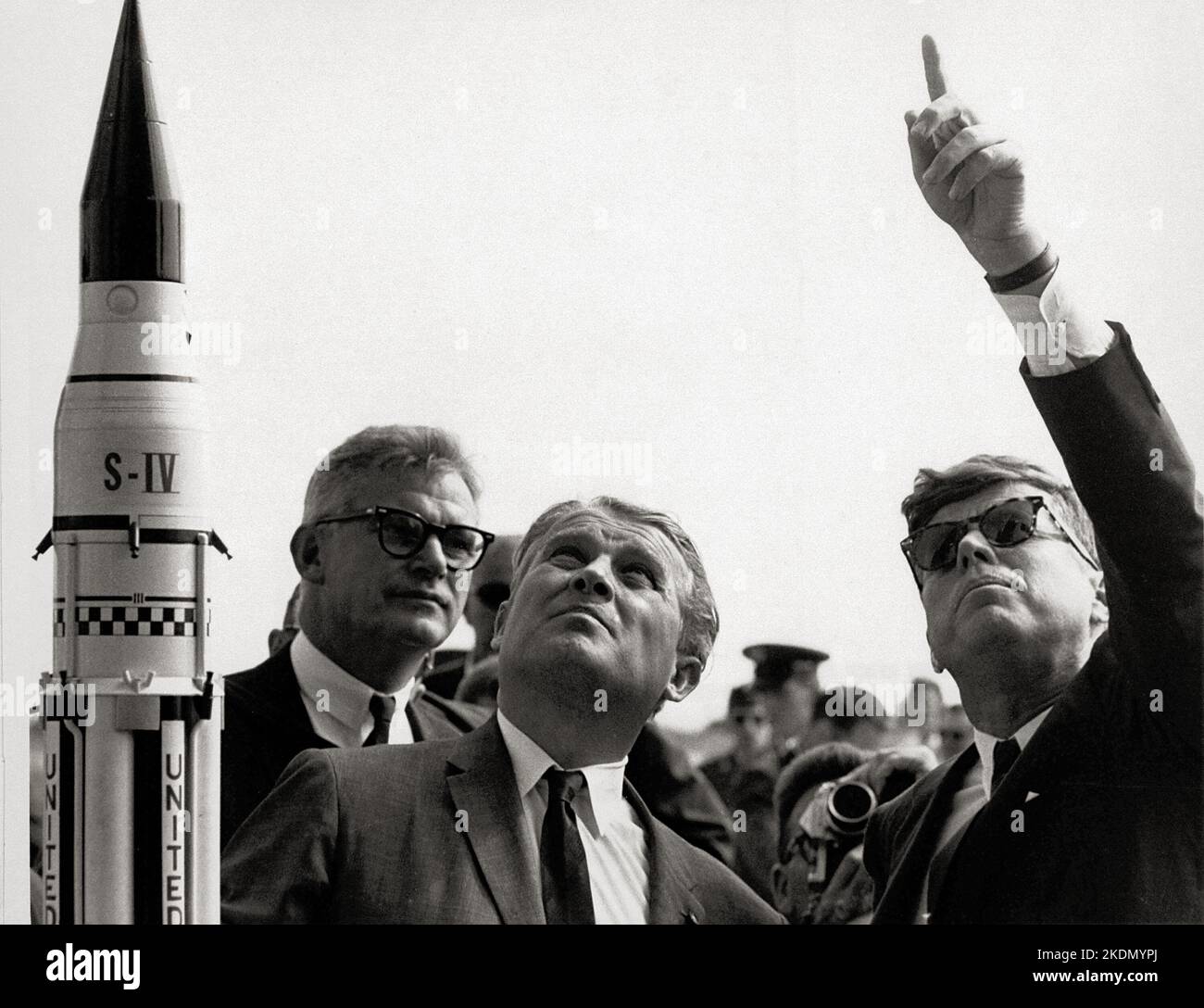 Weltraumrennen - Seamans, von Braun und Präsident Kennedy in Cape Canaveral - 16. November 1963 Stockfoto