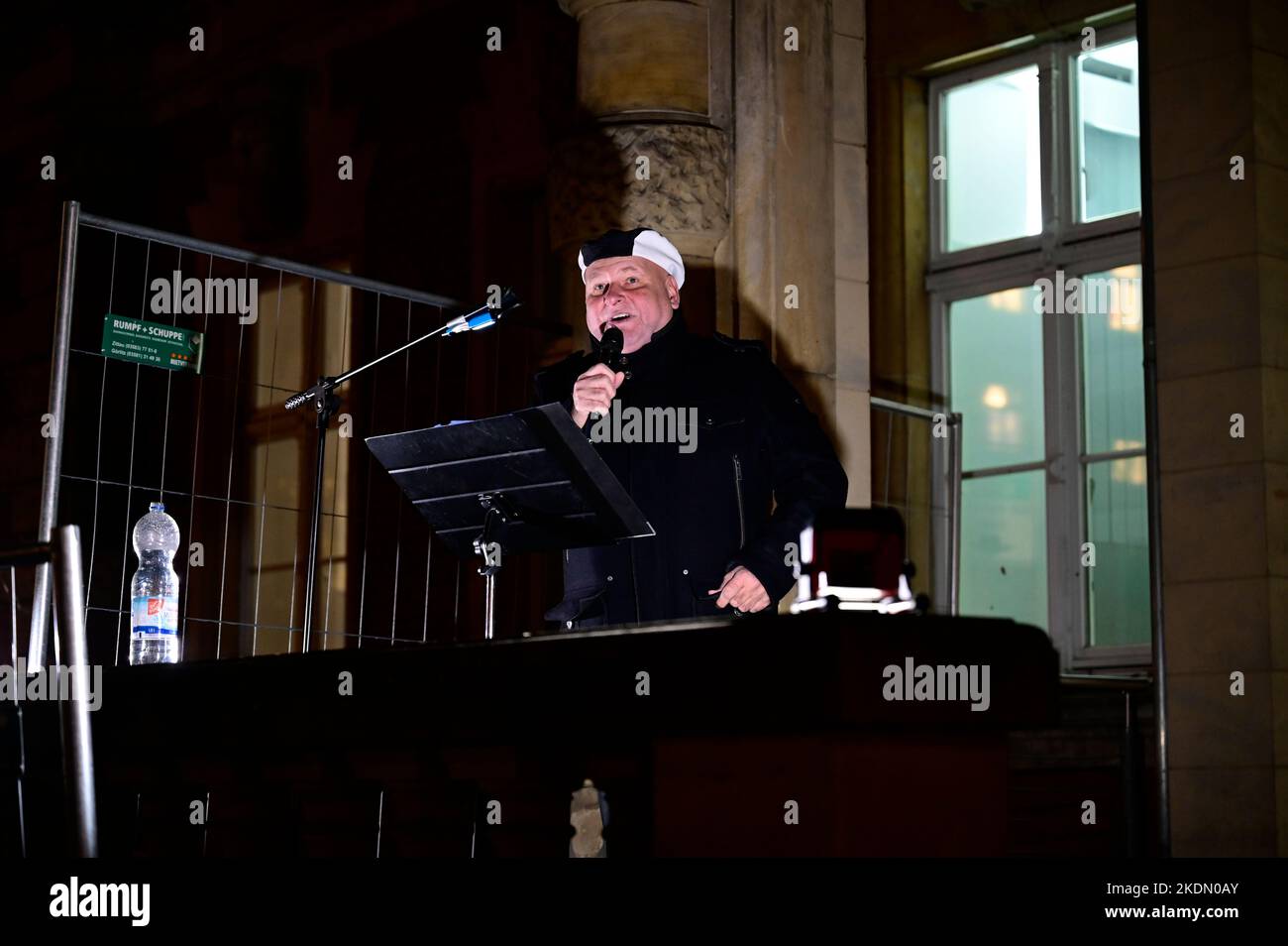 Andreas Hofmann aka DJ Happy Vibes bei der Montagsdemo auf dem Postplatz. Görlitz, 07.11.2022 Stockfoto