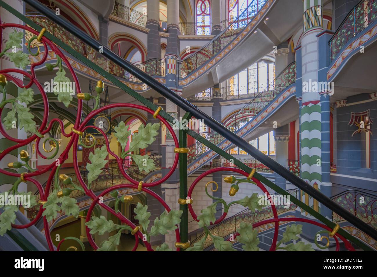 Landgericht Halle, florale Elmente des Treppengeländers Stockfoto