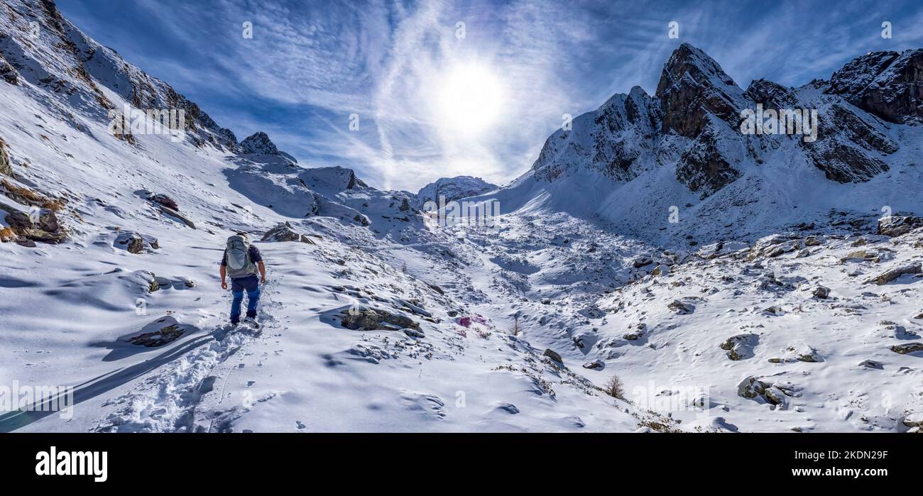 Trekking-Szene im Winter auf den italienischen alpen Stockfoto