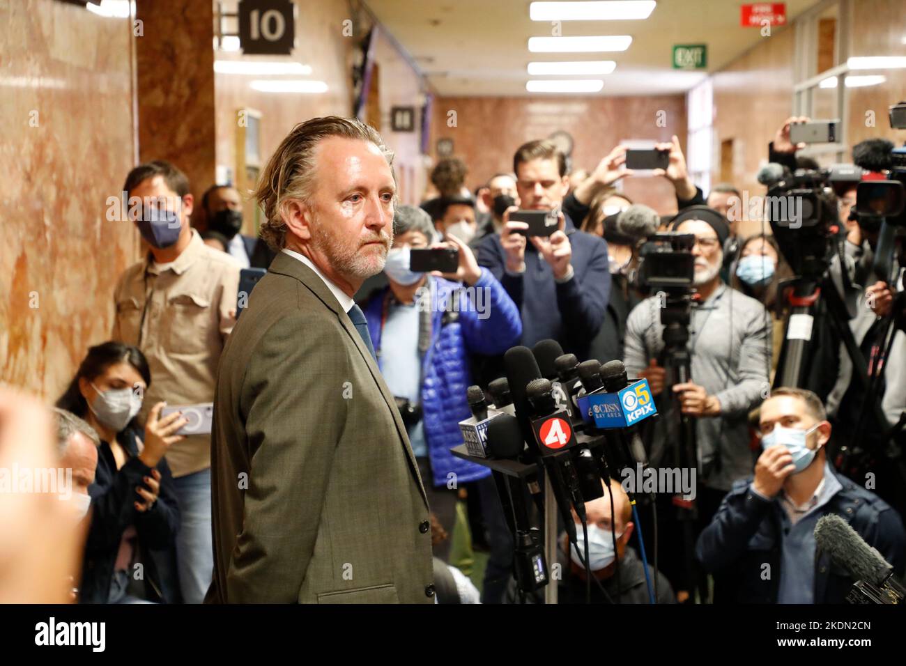 San Francisco, Kalifornien, USA. 1.. November 2022. Adam Lipson, stellvertretender Verteidiger der öffentlichen Ordnung und vom Gericht ernannter Anwalt von David DePape, der angeklagt ist, den Ehemann Paul Pelosi von Nancy Pelosi in ihrem Haus in San Francisco zu schlagen, spricht mit den Medien, nachdem sein Mandant David DePape vor dem Obersten Gericht in San Francisco arrangiert hatte. (Bild: © David G. McIntyre/ZUMA Press Wire) Stockfoto