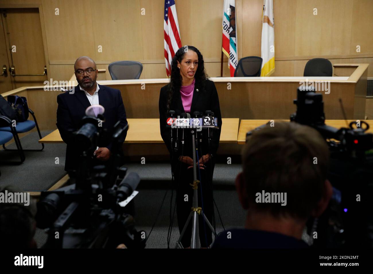 San Francisco, Kalifornien, USA. 1.. November 2022. Brooke Jenkins, Bezirksanwältin von San Francisco, spricht vor dem Obersten Gericht von San Francisco mit den Medien nach der Anordnung für David DePape, der beschuldigt wird, Nancy Pelosi, den Mann von House Speaker, Paul Pelosi, in ihrem Haus in San Francisco zu schlagen. (Bild: © David G. McIntyre/ZUMA Press Wire) Stockfoto