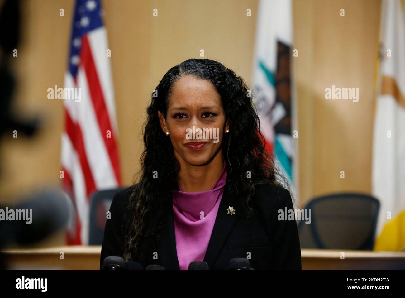 San Francisco, Kalifornien, USA. 1.. November 2022. Brooke Jenkins, Bezirksanwältin von San Francisco, spricht vor dem Obersten Gericht von San Francisco mit den Medien nach der Anordnung für David DePape, der beschuldigt wird, Nancy Pelosi, den Mann von House Speaker, Paul Pelosi, in ihrem Haus in San Francisco zu schlagen. (Bild: © David G. McIntyre/ZUMA Press Wire) Stockfoto