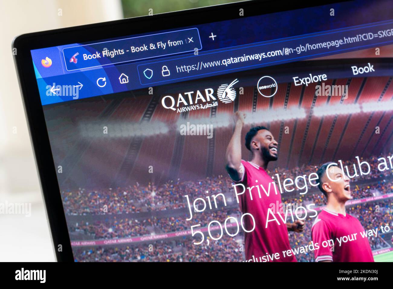 Website zur Flugbuchung für Qatar Airways Company Q.C.S.C.S.C., die als Qatar Airways operiert, ist die staatliche Fluggesellschaft Qatar Airways Stockfoto