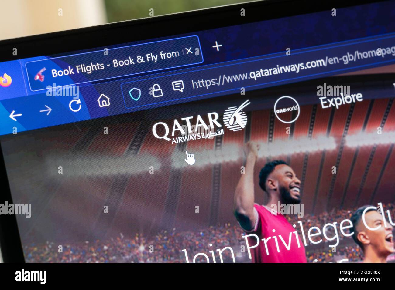Website zur Flugbuchung für Qatar Airways Company Q.C.S.C.S.C., die als Qatar Airways operiert, ist die staatliche Fluggesellschaft Qatar Airways Stockfoto
