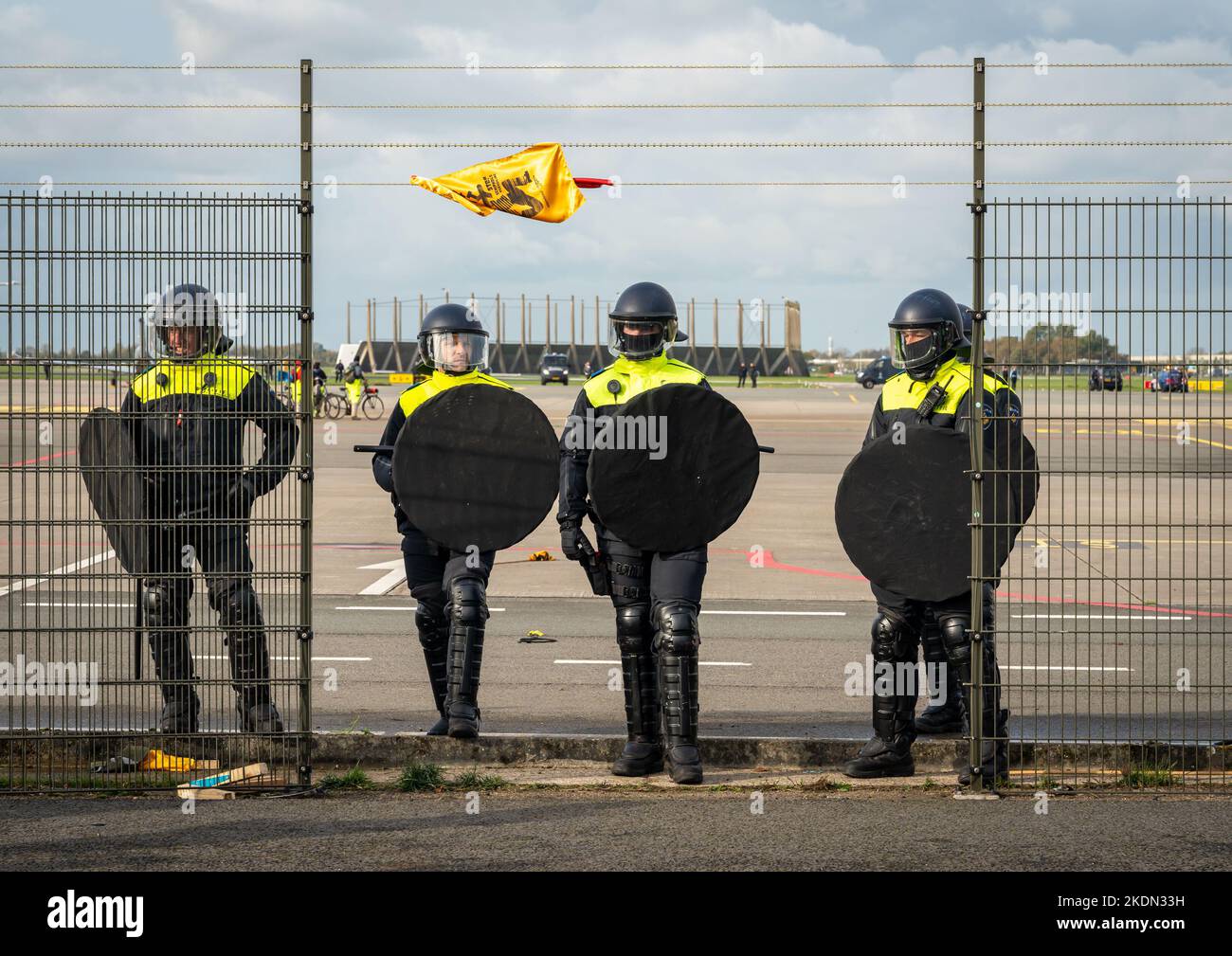 Schiphol Airport Amsterdam, Niederlande, 05.11.2022, Polizeibeamte bewachen das Loch im Zaun während einer Protestaktion von Klimaaktivisten Stockfoto