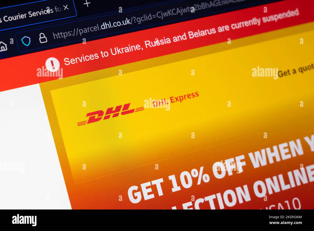 DHL und DHL Express Logos auf der Homepage ein Banner besagt, dass die Dienste für die Ukraine, Russland und Weißrussland ausgesetzt sind. November 2022 Stockfoto