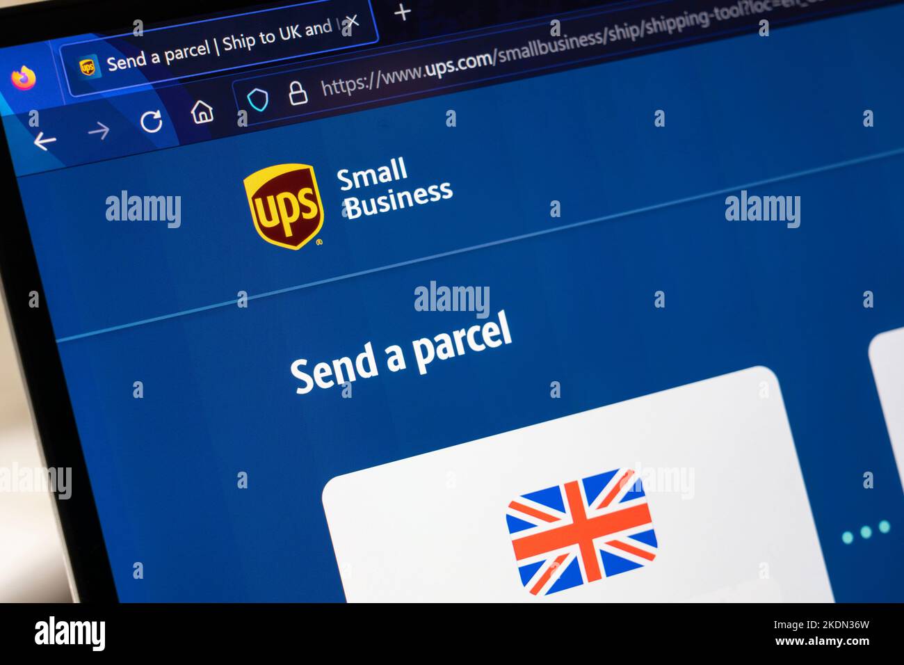 USV-Logo und Titel für Kleinunternehmen auf der UPS-Website auf der UK-Homepage mit einem Bild der britischen Flagge. Konzept: Internationale Paketzustellung Stockfoto