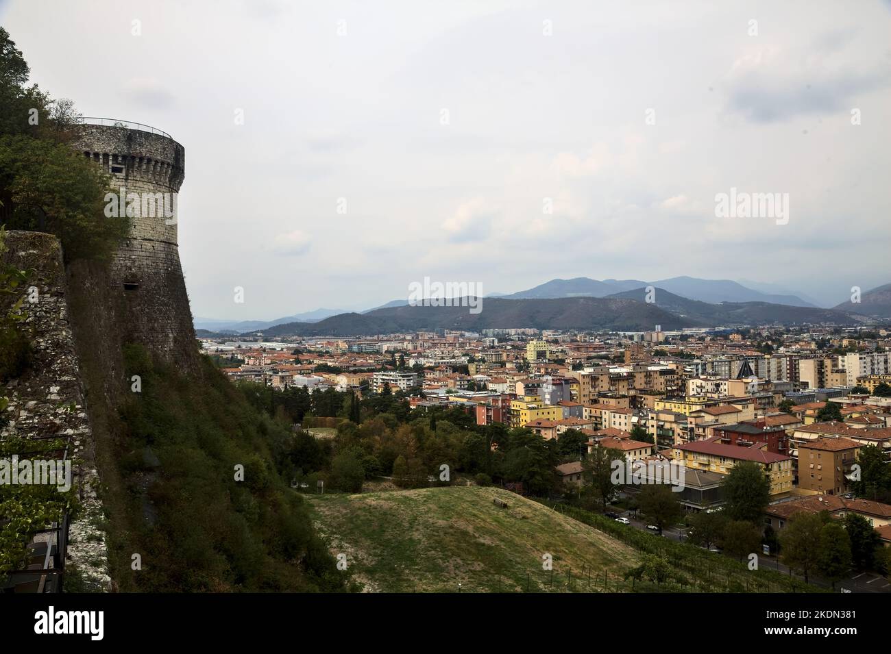 Stadt von oben gesehen, eingerahmt von einer Burg, die an einem bewölkten Tag auf einer Klippe erbaut wurde Stockfoto