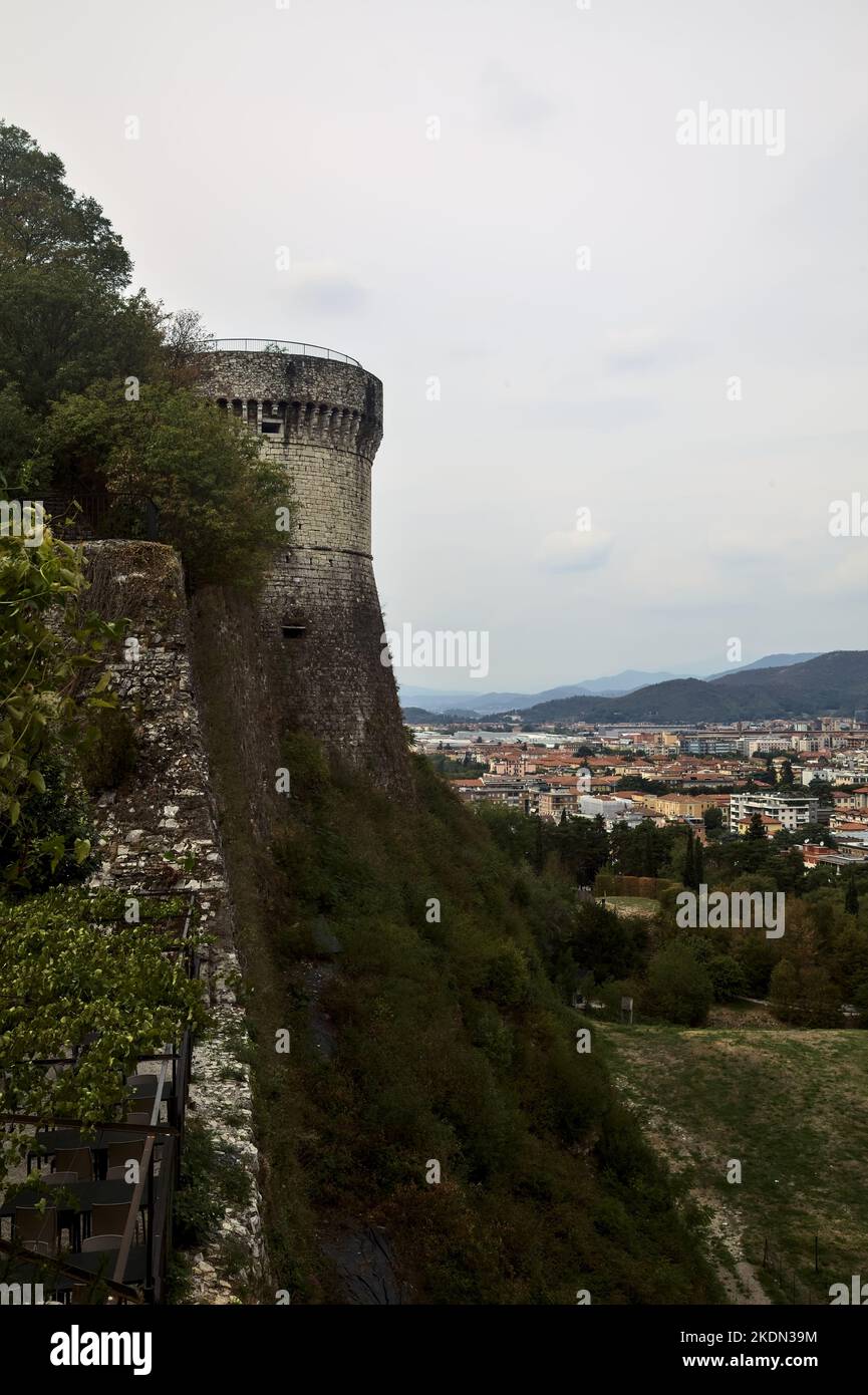 Stadt von oben gesehen, eingerahmt von einer Burg, die an einem bewölkten Tag auf einer Klippe erbaut wurde Stockfoto