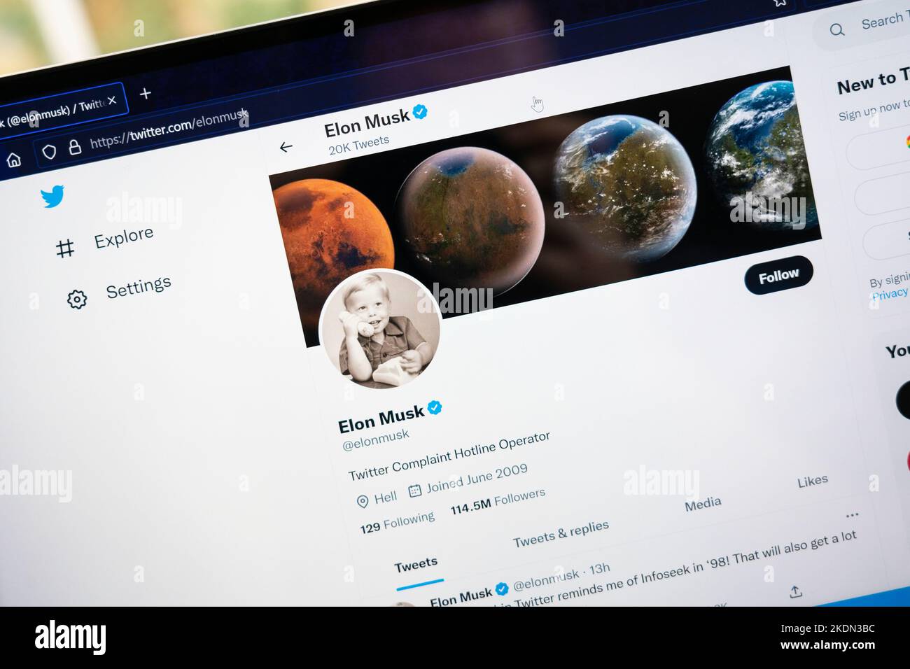 Elon Musk schloss seine Twitter-Übernahme im November 2022 ab, begann mit Massenentlassungen und nannte sich Twitter Complaint Hotline Operator Stockfoto