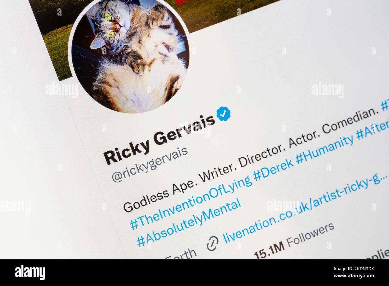 Twitter-Profilseite mit blauem verifiziertem Account-Tick für den berühmten britischen Komiker und Atheisten Ricky Gervais auf einem Laptop-Bildschirm Stockfoto