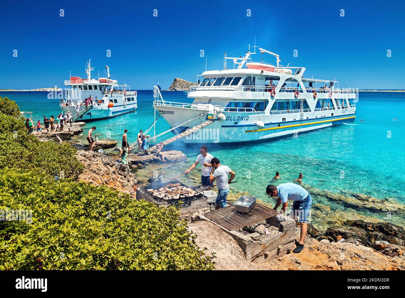 BBQ-Stop am Kap Kolokytha (Elounda) während einer 'Kreuzfahrt' von Agios Nikolaos nach Spinalonga Insel und Festung. Lassidhi, Kreta, Griechenland. Stockfoto