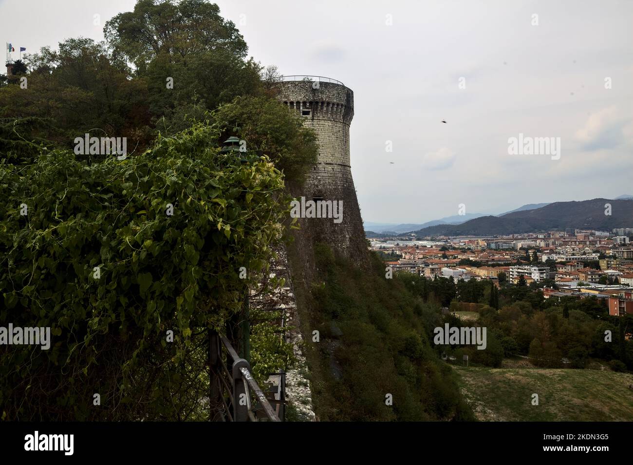 Stadt von oben gesehen, eingerahmt von einer Burg, die an einem bewölkten Tag auf einer Klippe erbaut wurde Stockfoto