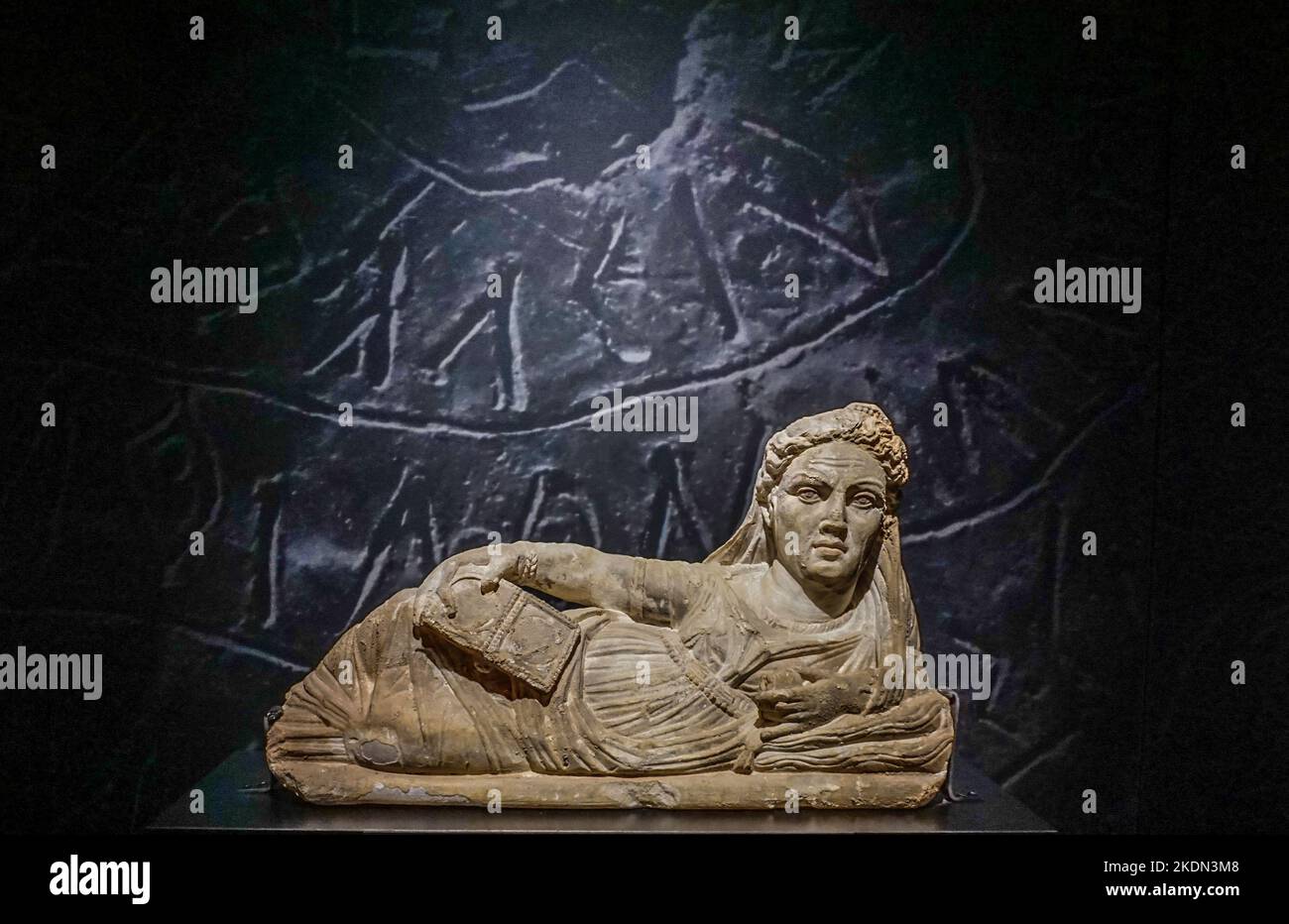 Etruskische Begräbnisurne einer verstorbenen Frau, ausgestellt im Museum für Römische Geschichte, Nimes Frankreich. Stockfoto