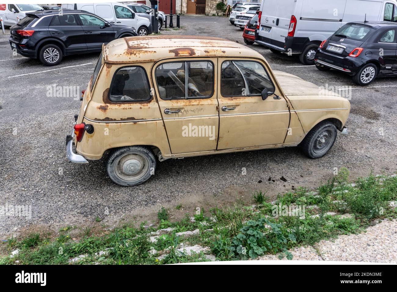 Ein alter rostiger Renault 4, der glücklichere Tage erlebt hat. Stockfoto