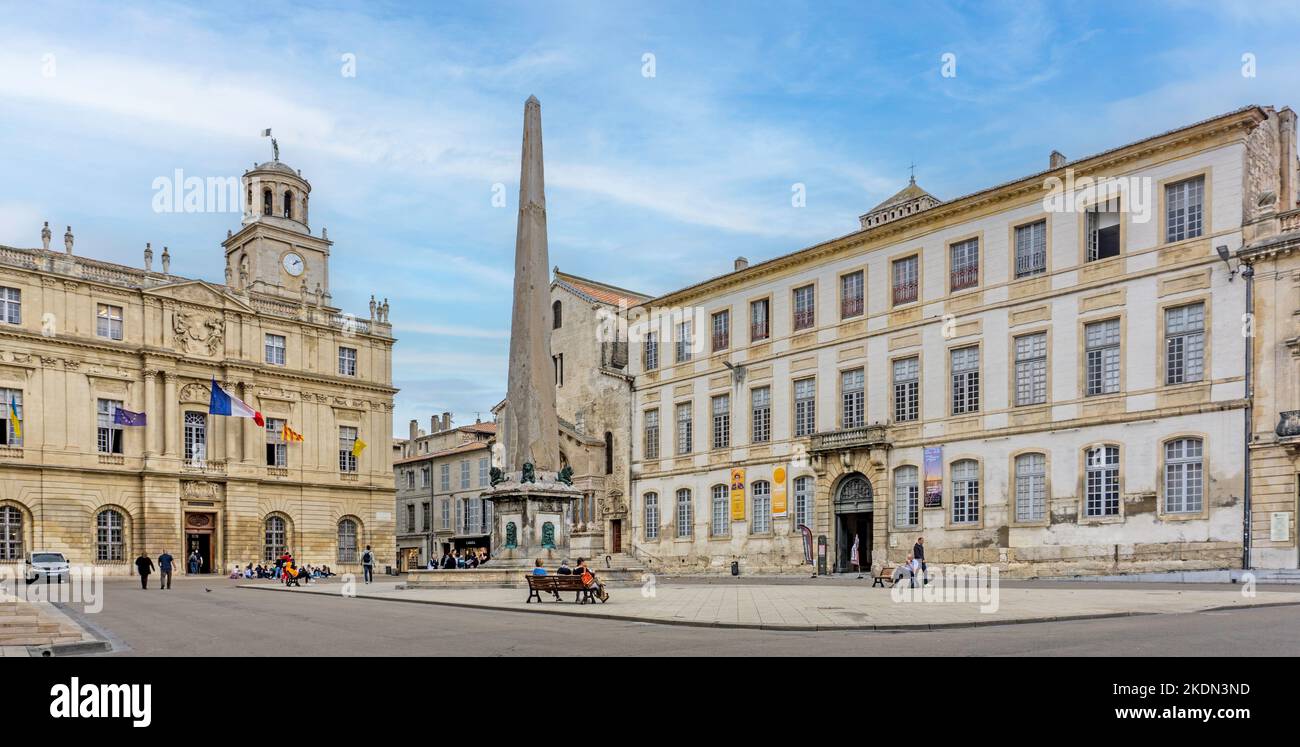 Der Place de la République, Arles, Frankreich. Das Stadtzentrum von Arles, Frankreich. Der Obelisk stammt aus dem 4.. Jahrhundert. Stockfoto