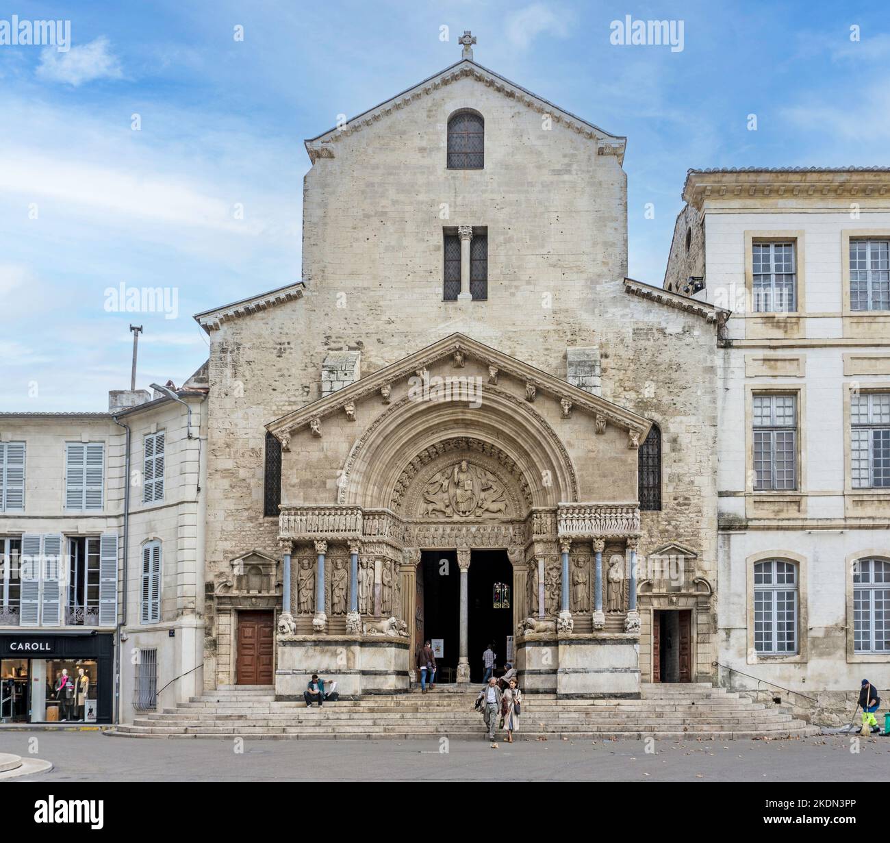 Die Kathedrale von St. Trophime, Place de la République, Arles, Frankreich Stockfoto