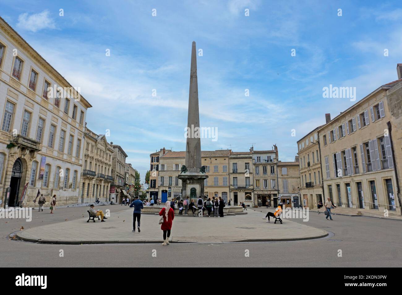 Der Place de la République, Arles, Frankreich. Das Stadtzentrum von Arles, Frankreich. Der Obelisk stammt aus dem 4.. Jahrhundert. Stockfoto