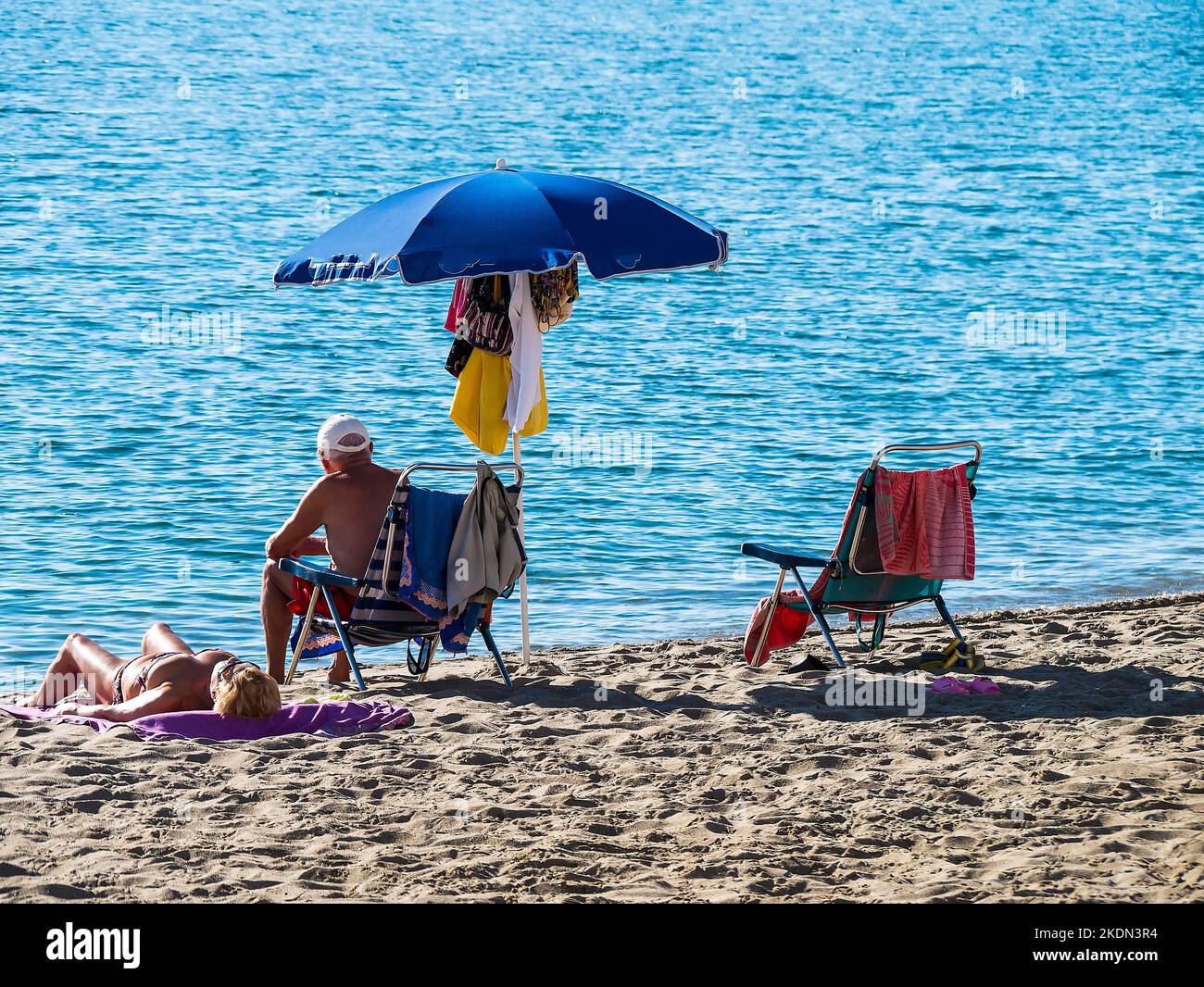 Genießen Sie die Sonne am Strand in Fuengirola auf Spanien Stockfoto
