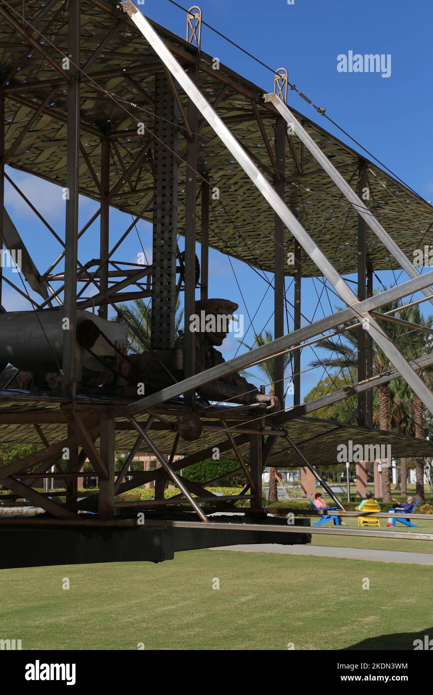 Wright Flyer Skulptur von Larry Godwin auf dem Campus der Embry-Riddle Aeronautical University in Dayton Florida Stockfoto