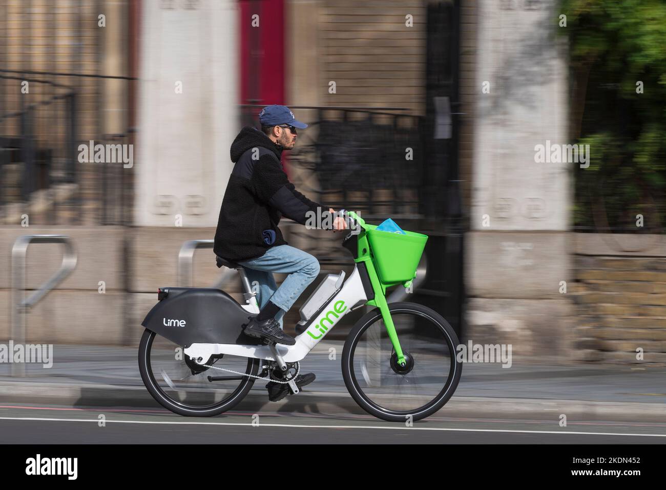 Ein Mann, der auf einem Lime-Elektrofahrrad entlang der Waterloo Road, London, Großbritannien, fährt. 16 Okt 2022 Stockfoto
