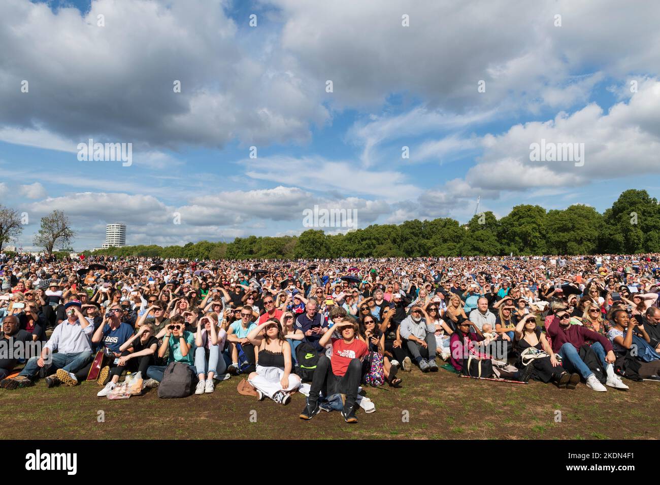 Eine große Menschenmenge im Hyde Park, die die Live-Übertragung des Sarges Ihrer Majestät der Königin beobachtet, der von einem Militärzug vom Buckingham Palace zum genommen wird Stockfoto