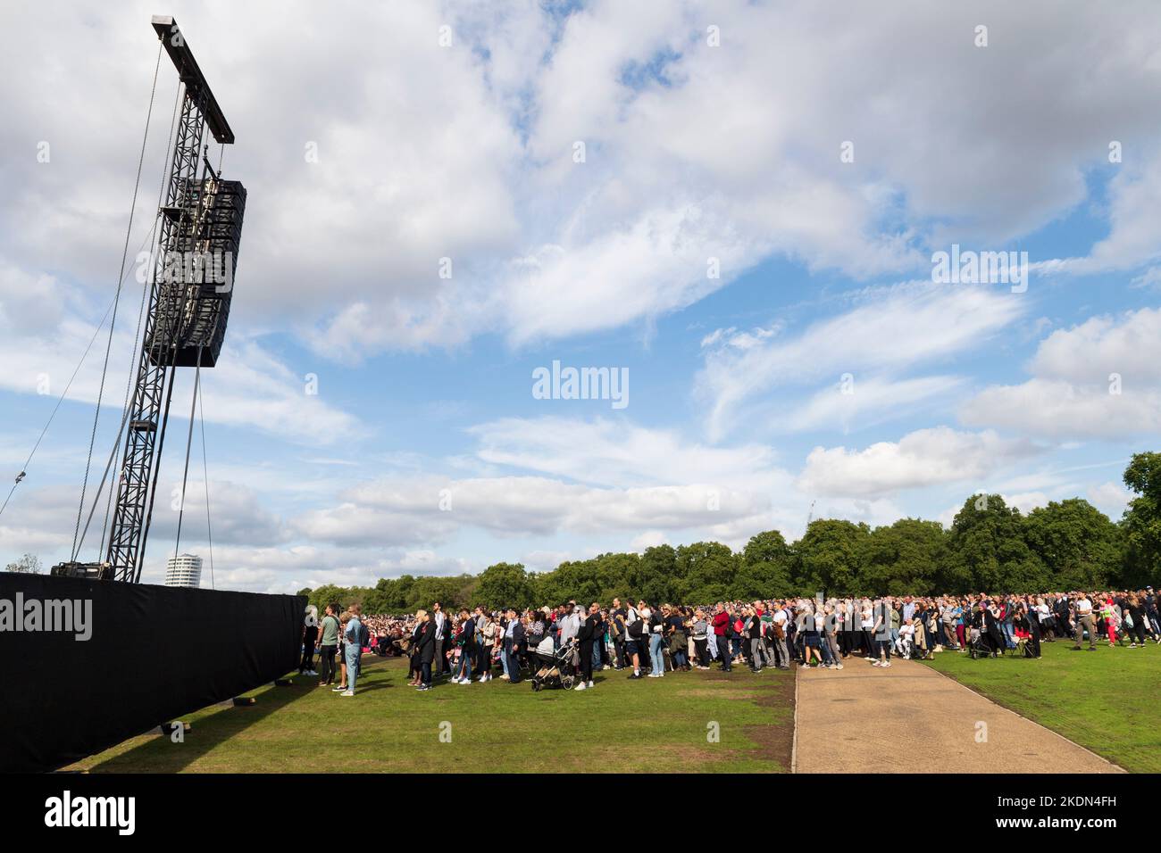 Eine große Menschenmenge im Hyde Park, die die Live-Übertragung des Sarges Ihrer Majestät der Königin beobachtet, der von einem Militärzug vom Buckingham Palace zum genommen wird Stockfoto