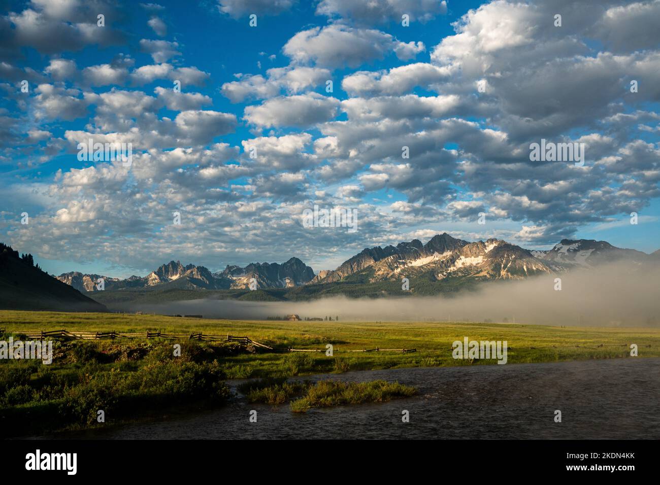 Nebel verhüllt den Boden unter den Sawtooth Mountains in Idaho. Stockfoto