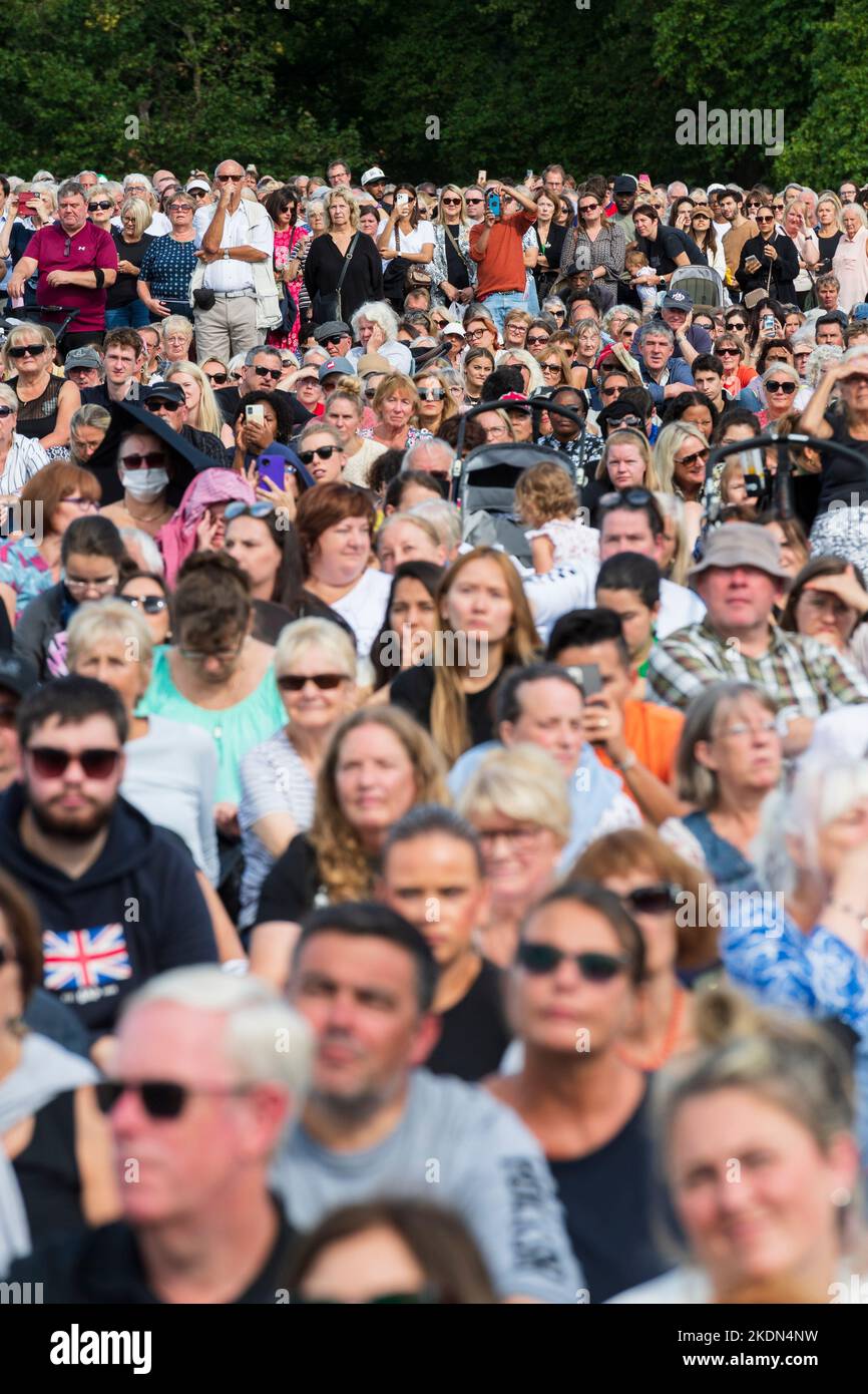Eine große Menschenmenge im Hyde Park, die die Live-Übertragung des Sarges Ihrer Majestät der Königin beobachtet, der von einem Militärzug vom Buckingham Palace zum genommen wird Stockfoto