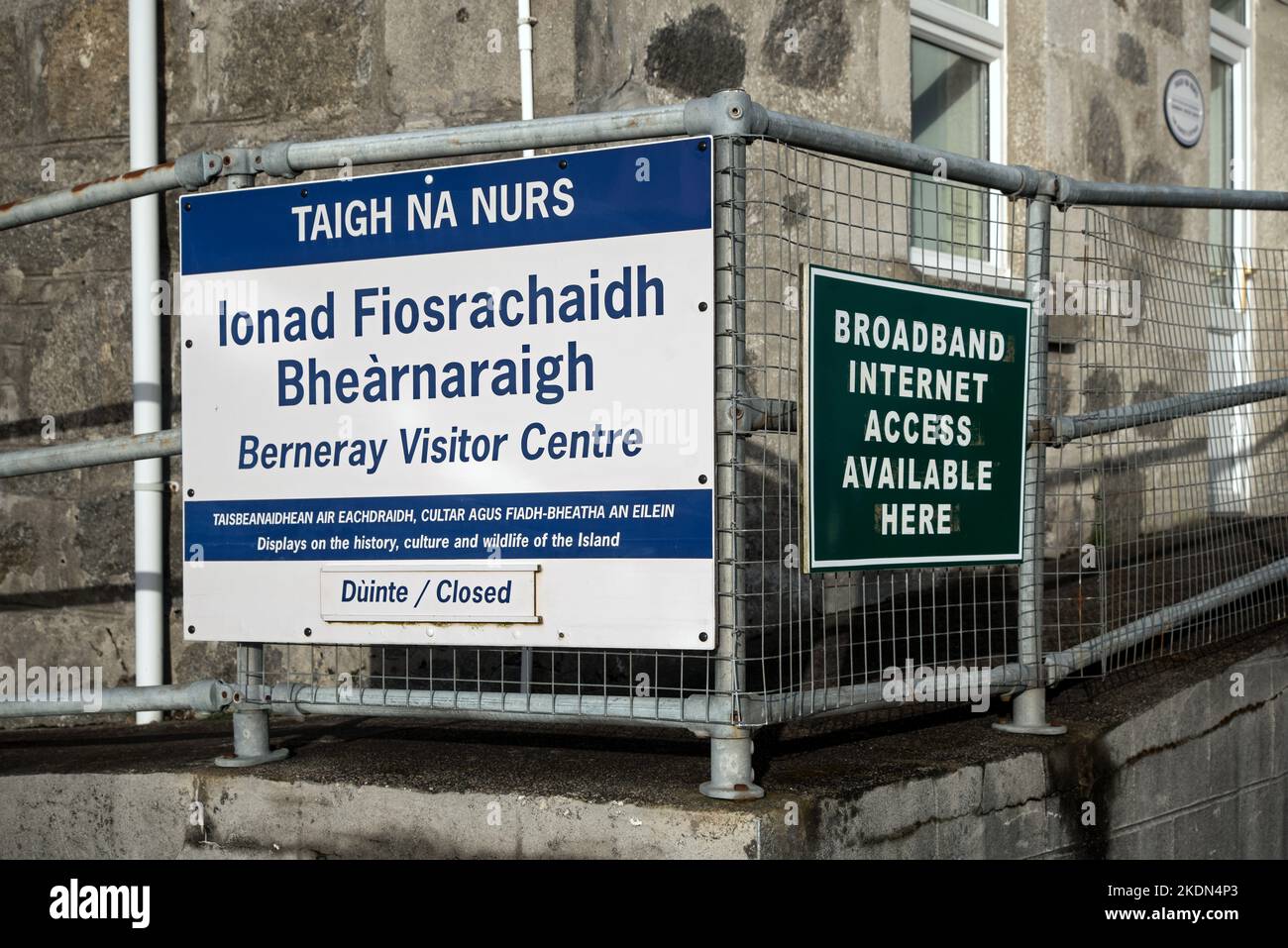 Schilder auf Gälisch und Englisch im Berneray Visitor Centre auf der Isle of Berneray, Äußere Hebriden, Schottland, Großbritannien. Stockfoto