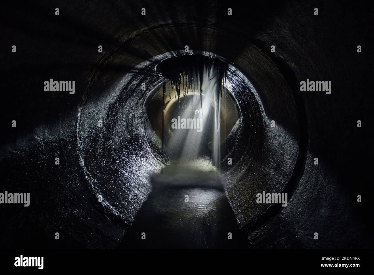 Wasserleck in runden Kanaltunnel Stockfoto