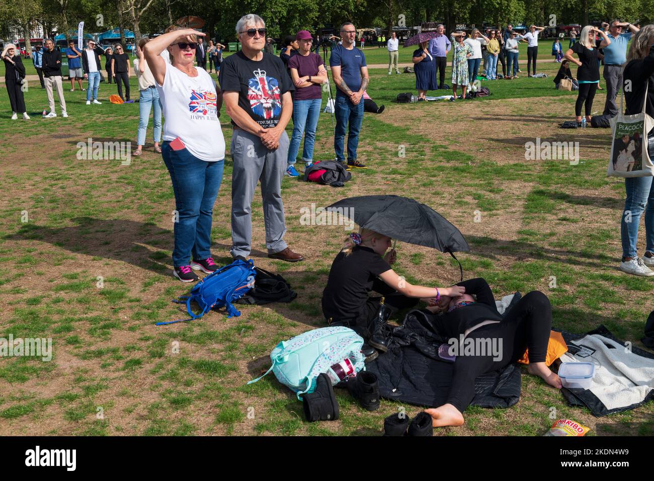 Eine große Menschenmenge im Hyde Park, die die Live-Übertragung des Sarges Ihrer Majestät der Königin beobachtet, der von einem Militärzug vom Buckingham Palace zum genommen wird Stockfoto