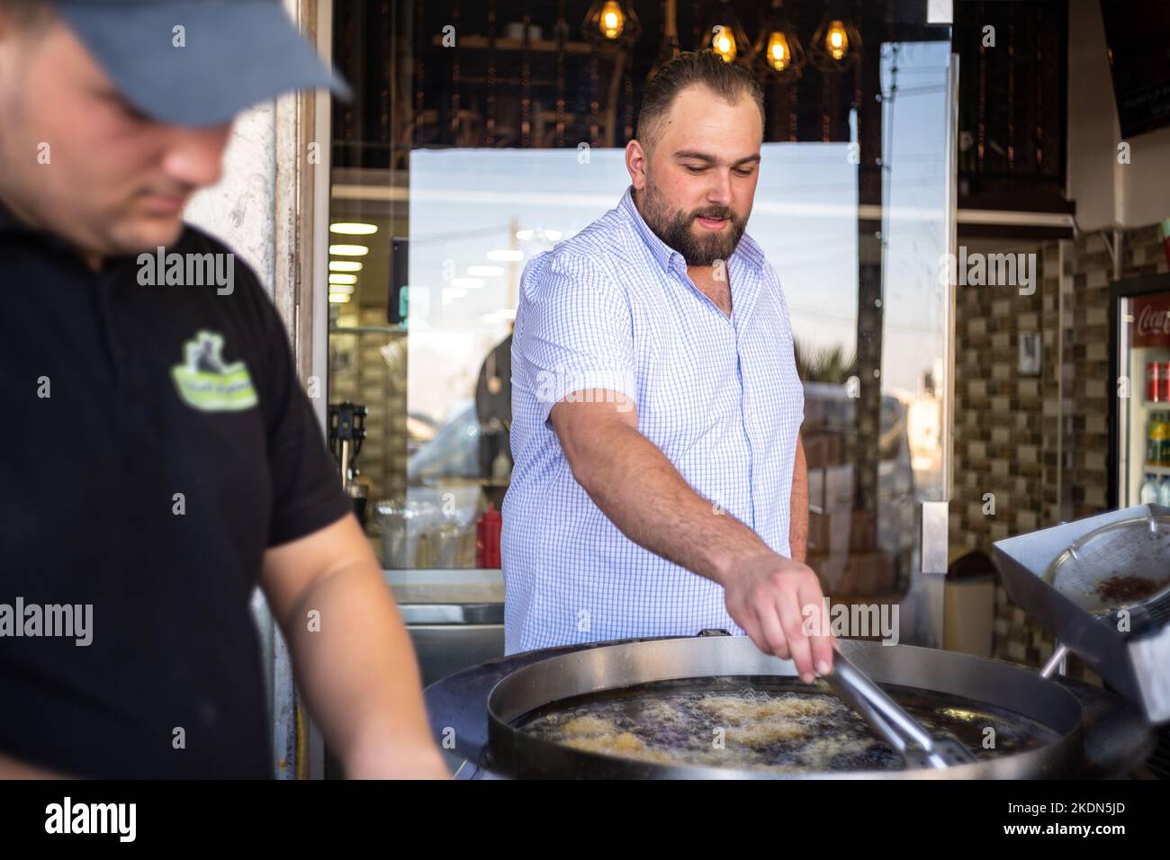 Ramallah, Ramallah und al-Bireh Governorat, Palästina - 22 2022. Juli: Junge Araber kochen Falafel in einem großen Topf voller Öl Stockfoto